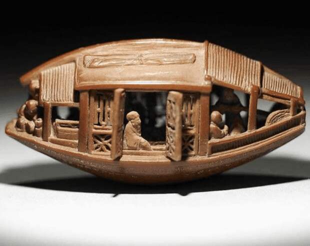 Лодка, вырезанная из оливковой косточки, длиной 3,4 см и шириной 1,4 см, 1737 год
