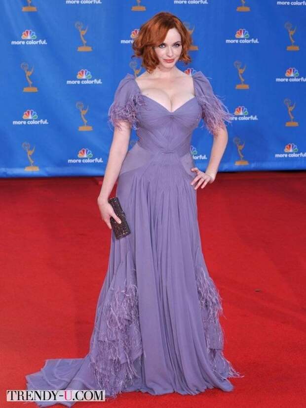 Кристина Хендрикс в светло-сиреневом вечернем платье с декольте и выделенной талией