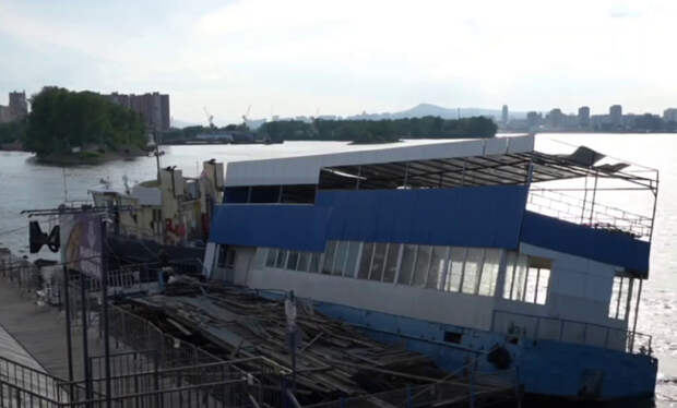 Плавучее кафе возле ТЦ «Красноярье» не могут убрать из-за дырявого дна