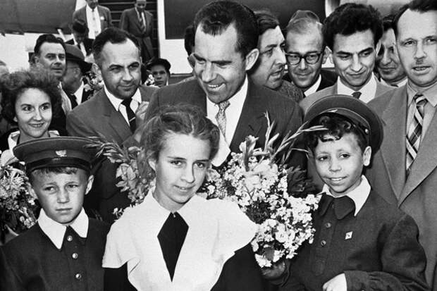 Ричард Никсон (в центре) среди свердловских школьников во время визита в СССР. Фото: РИА Новости