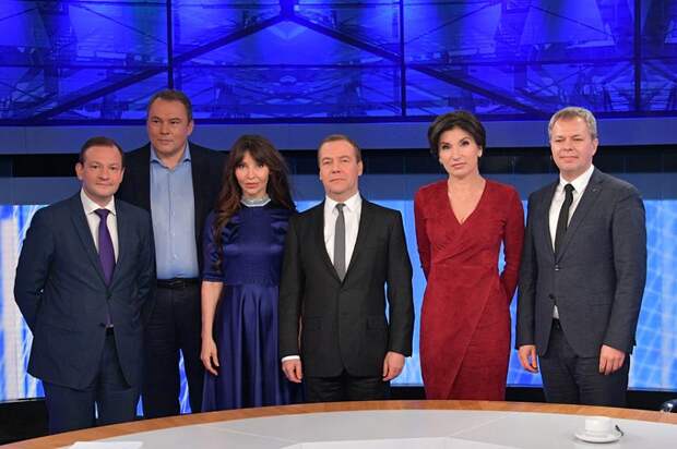 Медведев и журналисты пяти каналов, 6 декабря 2018.png