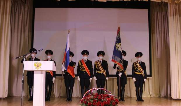 Дмитрий Краснов вручил полицейским почетный знак губернатора