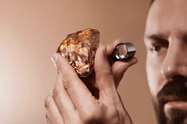АЛРОСА показала крупнейший алмаз, названный в честь 80-летия Великой Победы
