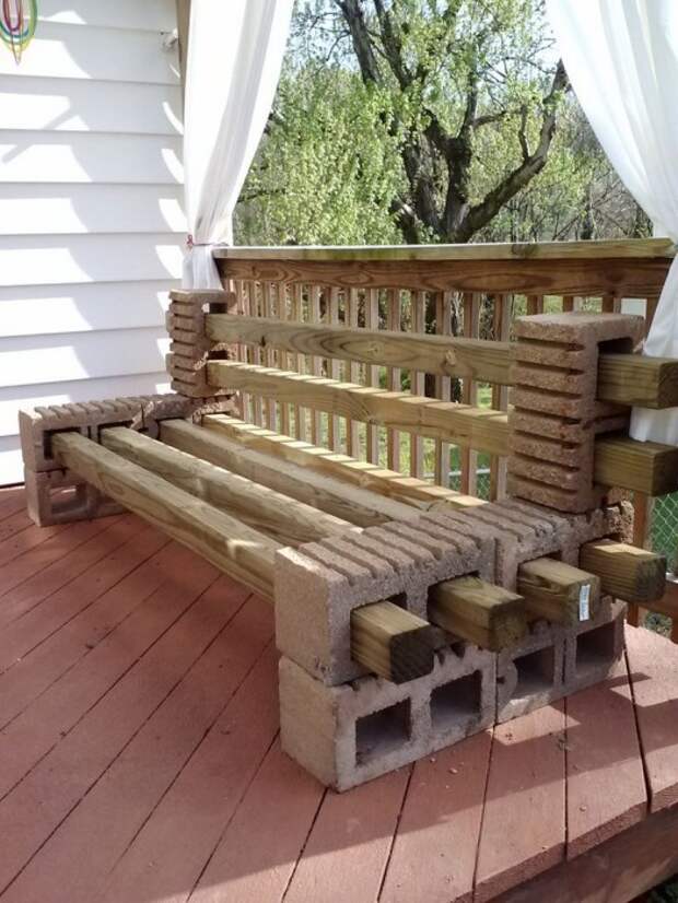 Из нескольких шлакоблоков и деревянных реек можно смастерить простую чудесную скамейку, которая украсит приусадебный участок.