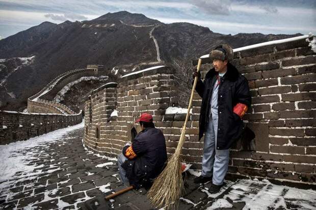 Рабочие очищают Великую Китайскую стену зимой. Фото Кевина Фрайера, Bloomberg.