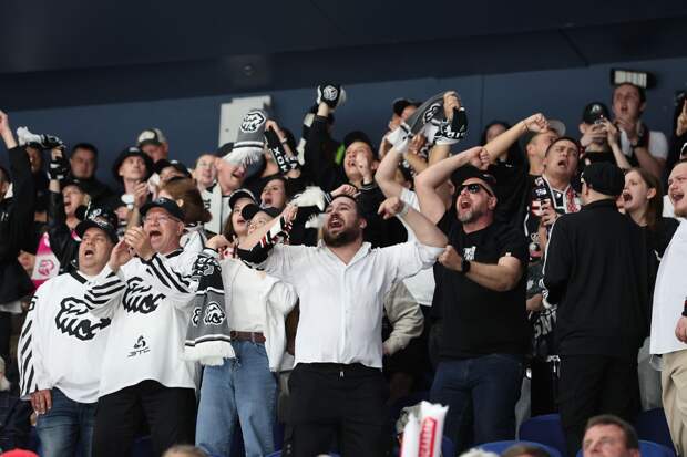 Ведущему «Поля чудес» Леониду Якубовичу подарили шапку и шарф «Трактора»