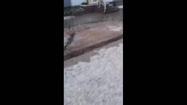 Течет горячая вода возле автостанции в Макеевке,Пассаж. По ходу бак обратку дал. https://t.me/webmoney_dn/312277Video: Клип