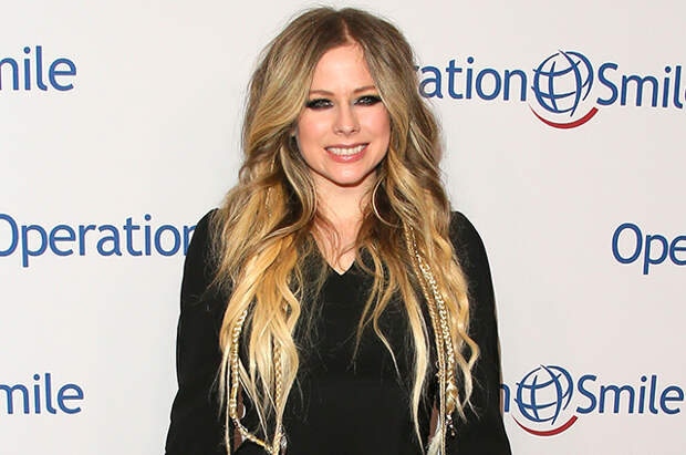 Аврил Лавин в образе total black на гала-вечере в Лос-Анджелесе