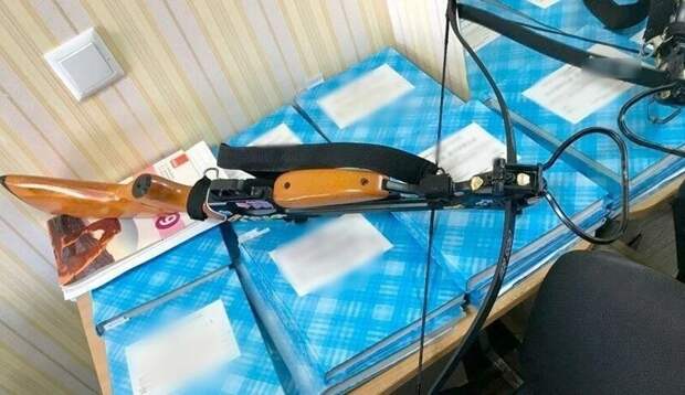 В Полтаве бывшая ученица забежала в школу и расстреляла преподавателей из арбалета