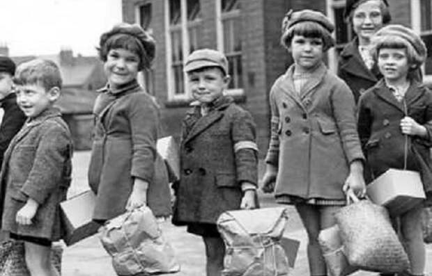 так одевались дети времен Второй мировой. 