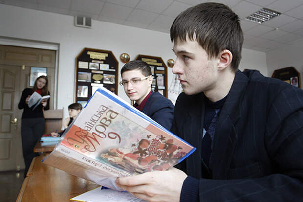 Украина. Киев.  На уроке украинского языка в школе. Фото ИТАР-ТАСС/ Владимир Синдеев