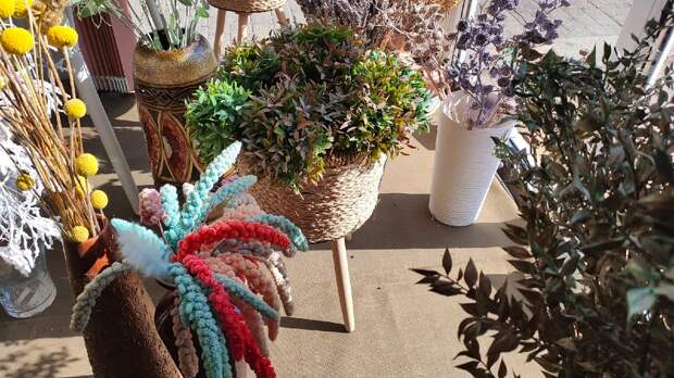 Увидела из чего сделаны в цветочном магазине подставки для цветов. Ничего сложного, 100 рублей и у меня точно такая