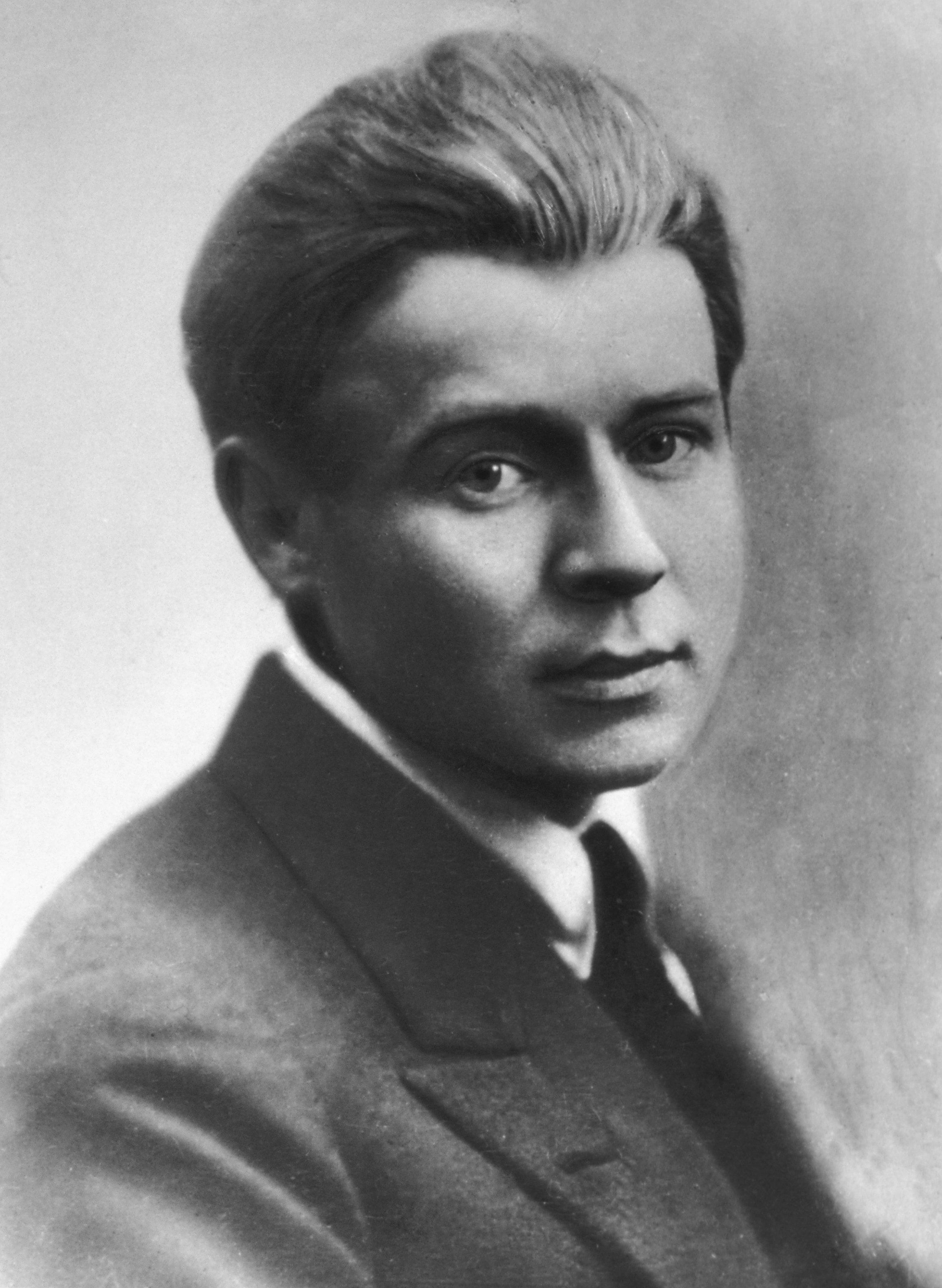 ПОЧЕМУ ЕСЕНИН ОКАЗАЛСЯ НА УЛИЦЕ
