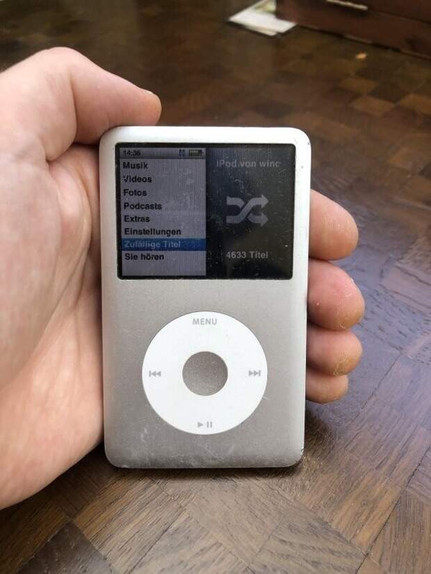 7. "Пришло время переключить мой iPod Classic (2006 г.) на Spotify. Я использовал его ежедневно в течение 15 лет, но Spotify слишком удобен. Покойся с миром, малыш"