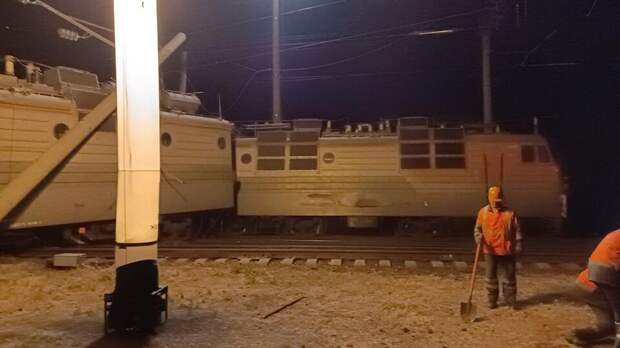 Товарный поезд сошел с рельсов в Ростовской области