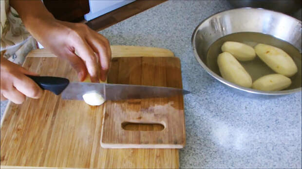 Режем картофель в спираль обычным ножом за считанные секунды