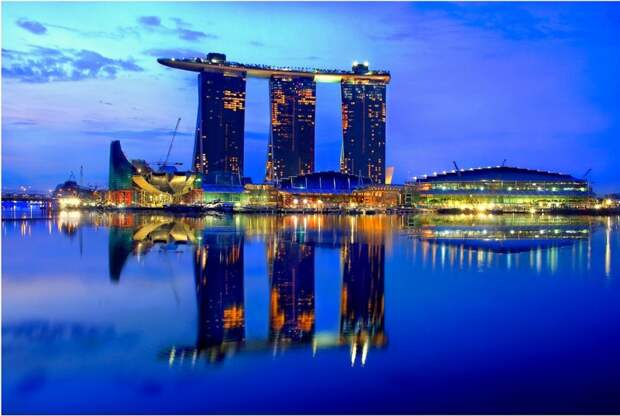 Необычная гостиница с бассейном на крыше. Marina Bay Sands. Вид вечером