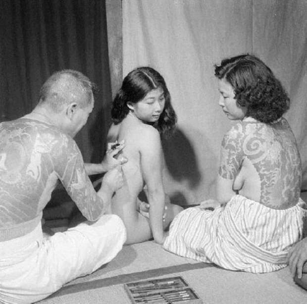 Традиционный ручной метод нанесения татуировок.