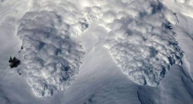 Трое лыжников погибли при сходе лавин в Пиренеях