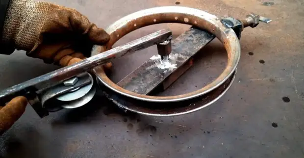 Простой гибочный станочек из колеса велосипеда