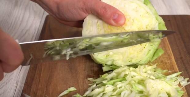 Вкусный салатик на скорую руку, в котором капуста прекрасно сочетается со свежими огурчиками, зелёным горошком и яичным омлетом.