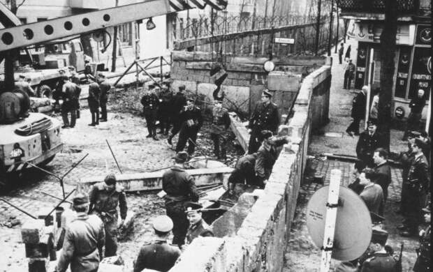 ЗАПАДНЫЕ ВОЕННЫЕ ЭКСПЕРТЫ: «ПРИДУМАТЬ ТАКОЕ МОГУТ ТОЛЬКО РУССКИЕ» ЗАПАДНЫЕ ВОЕННЫЕ ЭКСПЕРТЫ: «ПРИДУМАТЬ ТАКОЕ МОГУТ ТОЛЬКО РУССКИЕ»