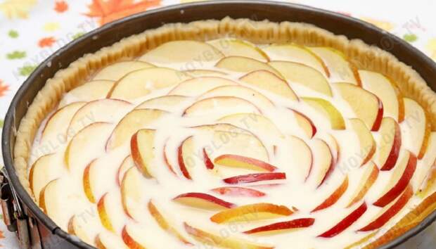 замечательный яблочный пирог со сметанной заливкой