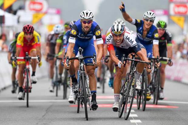 Том Бонен команда Etixx - Quick-Step (слева), бельгиец Jonas Van Genechten команда IAM Cycling (справа (фото: Getty Images Sport)