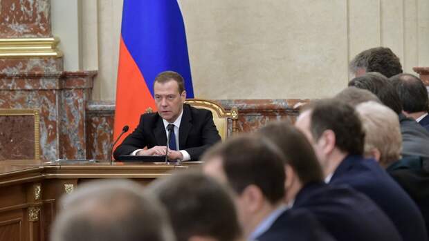 Медведев предложил сажать чиновников разного уровня в большие открытые залы