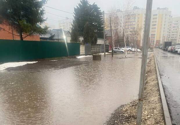Добро пожаловать в Атлантиду: в Рязани затопило дорогу у школы №76