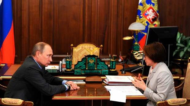 В ОКТЯБРЕ 2023 ГОДА В СИТУАЦИЮ ВМЕШАЛСЯ ПРЕЗИДЕНТ РОССИИ ВЛАДИМИР ПУТИН, КОТОРЫЙ СВОИМ УКАЗОМ ВВЁЛ ОБЯЗАТЕЛЬНУЮ ПРОДАЖУ ВАЛЮТНОЙ ВЫРУЧКИ ДЛЯ РЯДА ЭКСПОРТЁРОВ СТРАНЫ. ФОТО: KREMLIN.RU