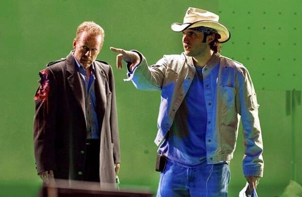 Роберт Родригес и Брюс Уиллис на съемочной площадке фильма ГОРОД ГРЕХОВ (Sin City) 2005. Фотографии со съёмок, актеры, кинематограф, режиссеры