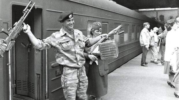 Возвращение солдат с чеченской войны, Москва, Казанский вокзал, 1996 год