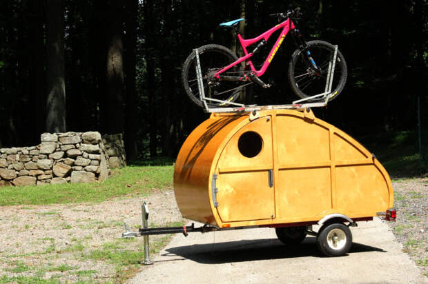 Дом на колесах Sprig с прицепленным велосипедом. | Фото: gearjunkie.com.