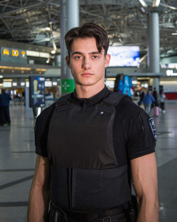 Некоторые вообще не верят, что такой красивый парень — штатный сотрудник Некоторые вообще не верят, что такой красивый парень — штатный сотрудник