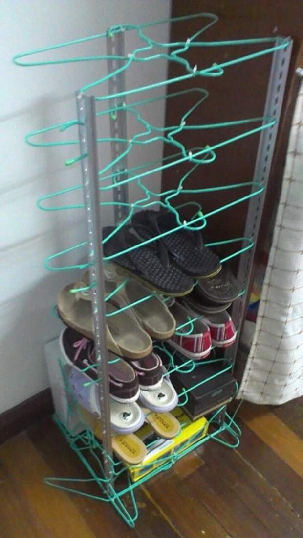 Удачное решение создать подставку для обуви из обычных вешалок, то что понравится определенно.