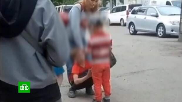 Поставившую на колени чужого ребенка жительницу Красноярска лишили детей