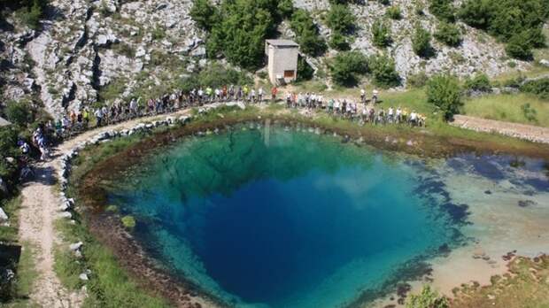 Источник реки Цетины в Хорватии, глубиной более 150 метров. Река, Хорватия, глубина, фотография, длиннопост, reddit