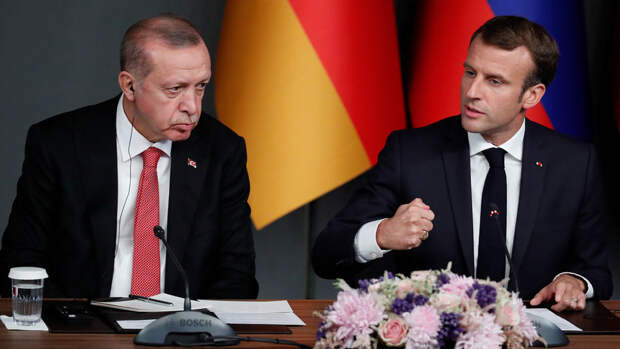 Эрдоган заявил Макрону, что Турция выступает за "справедливый мир" между РФ и Украиной