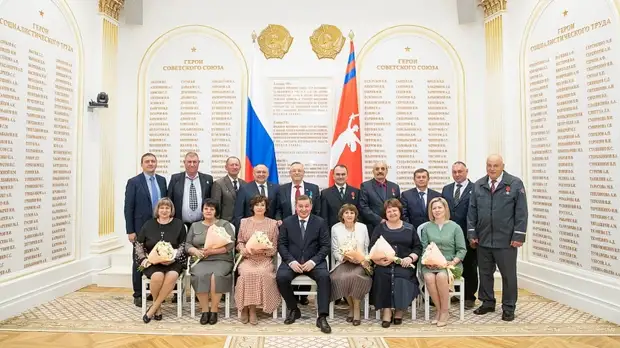 Андрей Бочаров вручил волгоградцам госнаграды