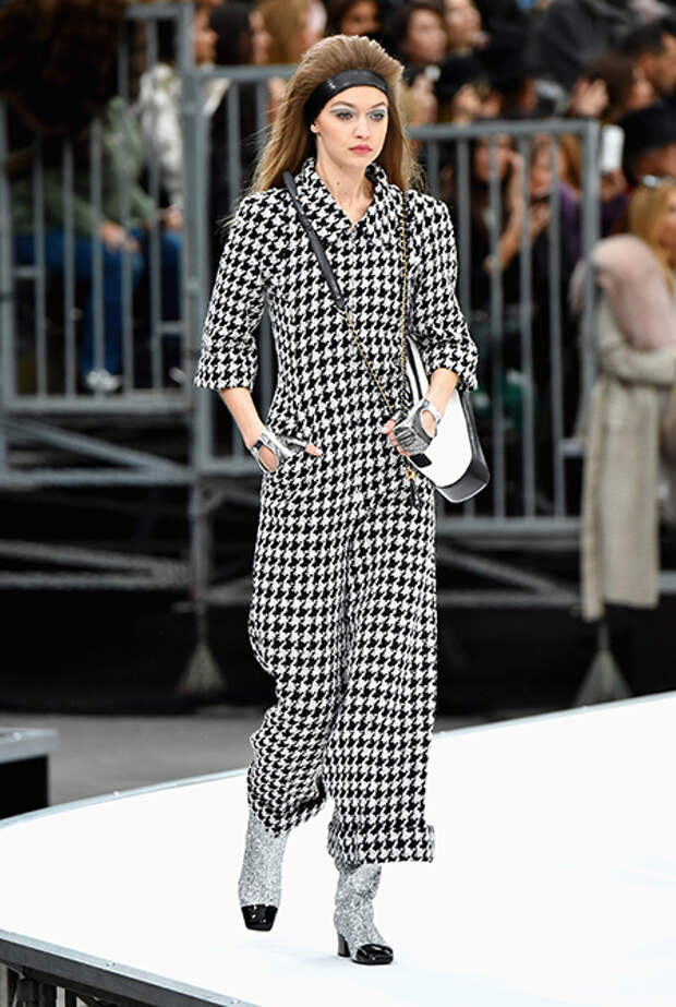 Джиджи Хадид на показе Chanel, осень-зима 2017/2018
