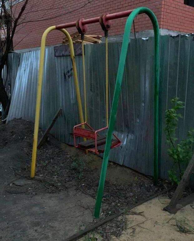Качели у забора. | Фото: Onedio.1