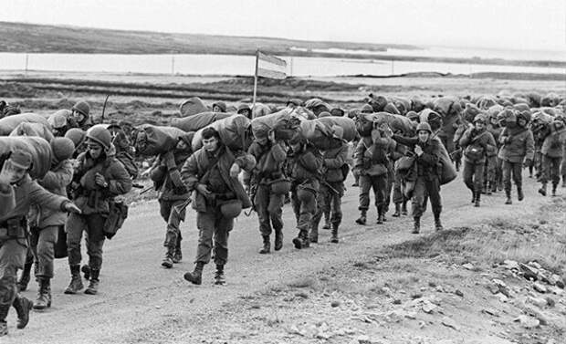 Вторжение Аргентины на Фолклендские острова в апреле 1982 года спровоцировало одну из самых амбициозных военных операций в истории бывшей Британской империи: Великобритания отправила военно-морскую...-6