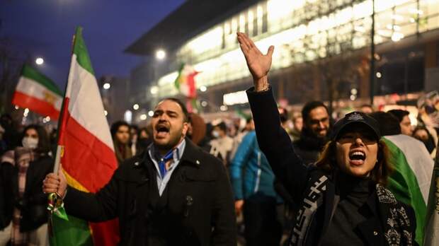 Захарова заявила о попытках разрушить Иран методами цветных революций