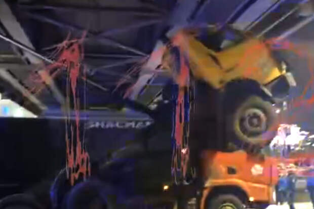 На юге Москвы самосвал не смог проехать под мостом и застрял под эстакадой