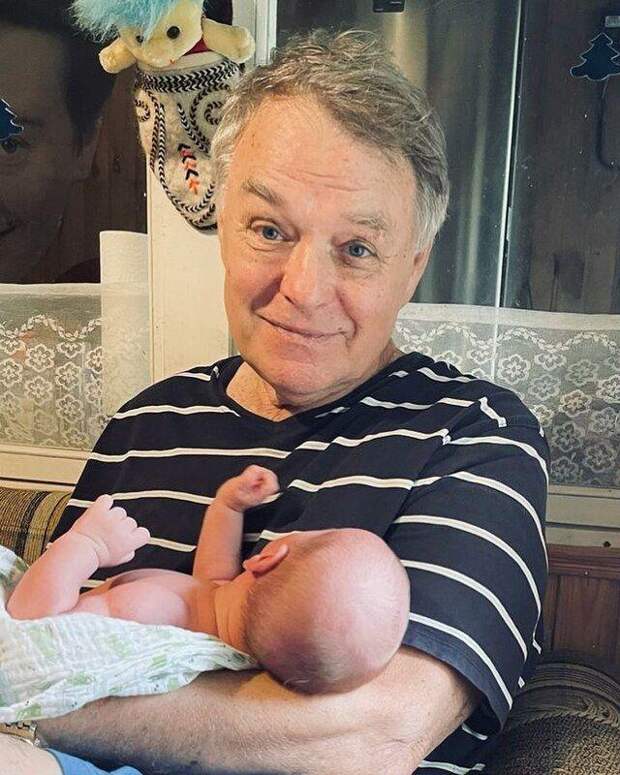 Деда с внуком! Сергей Безруков поделился трогательным снимком отца с новорожденным сыном