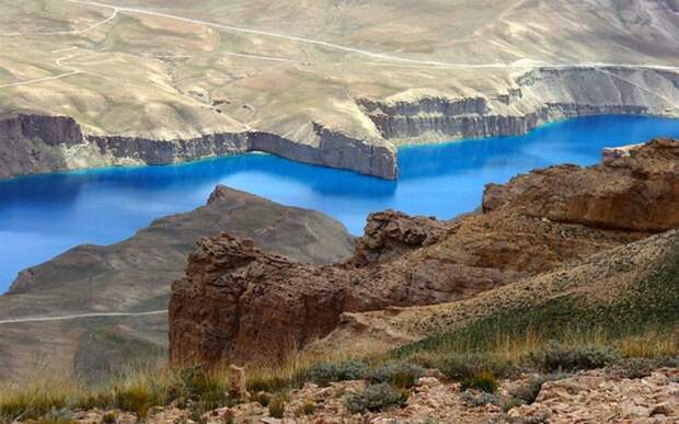 Озеро Банде-Амир Бамиан, Афганистан   Цепь из шести озер ярко-синего цвета, расположенных на территории первого национального парка Афганистана. Озера окружены горами Гиндукуша и отделены друг от друга скалами из известкового туфа, подпитывающего воду диоксидом углерода, который и придает ей насыщенный бирюзовый цвет.