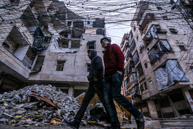 Однако где-то уже можно пройтись, не боясь попасть под обстрел. На фото: прохожие на одной из улиц в районе Салах-эд-Дин, Алеппо, 6 марта
