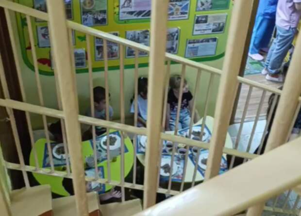 Обедать детям приходится в коридоре. Скрин видео.