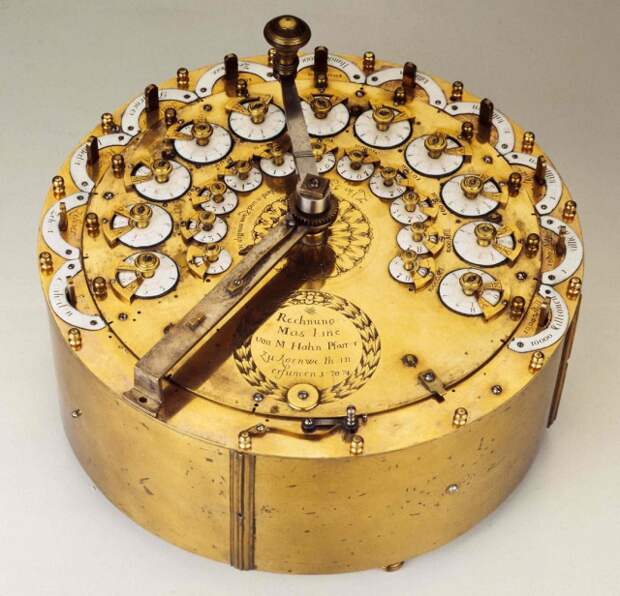 Счётная машина, созданная изобретателем Филиппом Маттеусом Ганом, Германия, 1770–1774 годы. Это был первый калькулятор 4в1 — способный складывать, вычитать, делить и умножать.